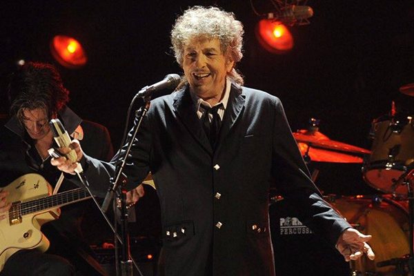 نوبل الآداب للأمريكي بوب ديلان.. أَهيَ للشاعر أم للمغني؟
