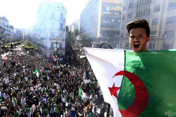 الحراك.. يحشد وينشد